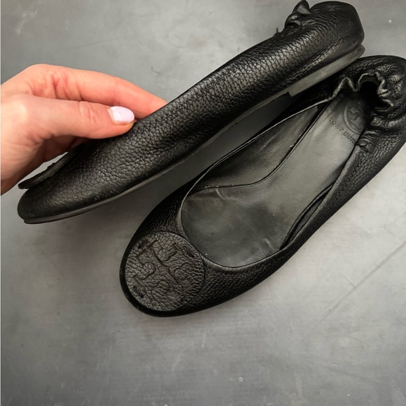 Tory Burch Black Flats with tone on time logo | Size 8 - Picture 10 of 10